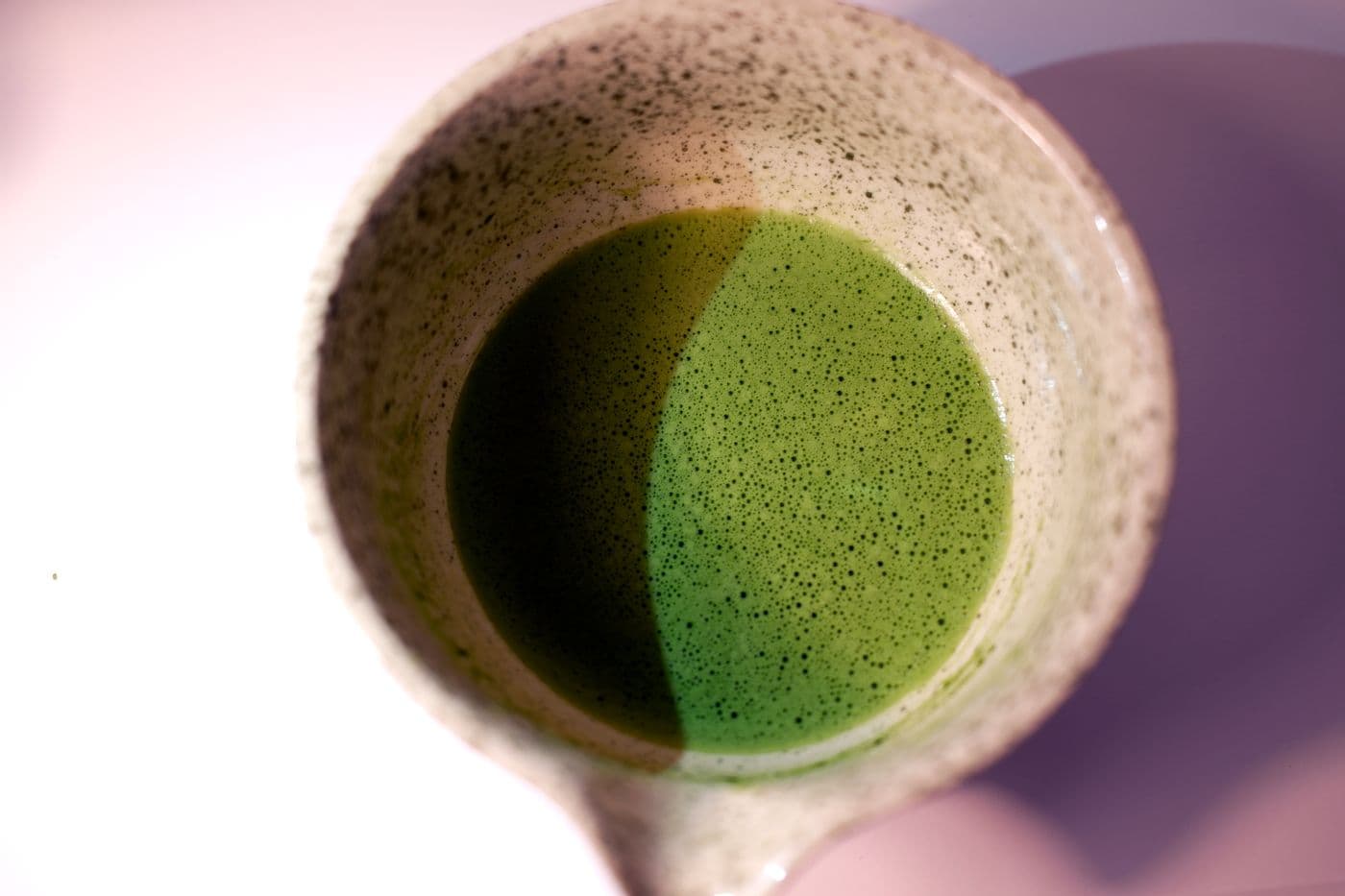 Frisch aufgeschlagene Matcha Usucha in einer Keramikschale
